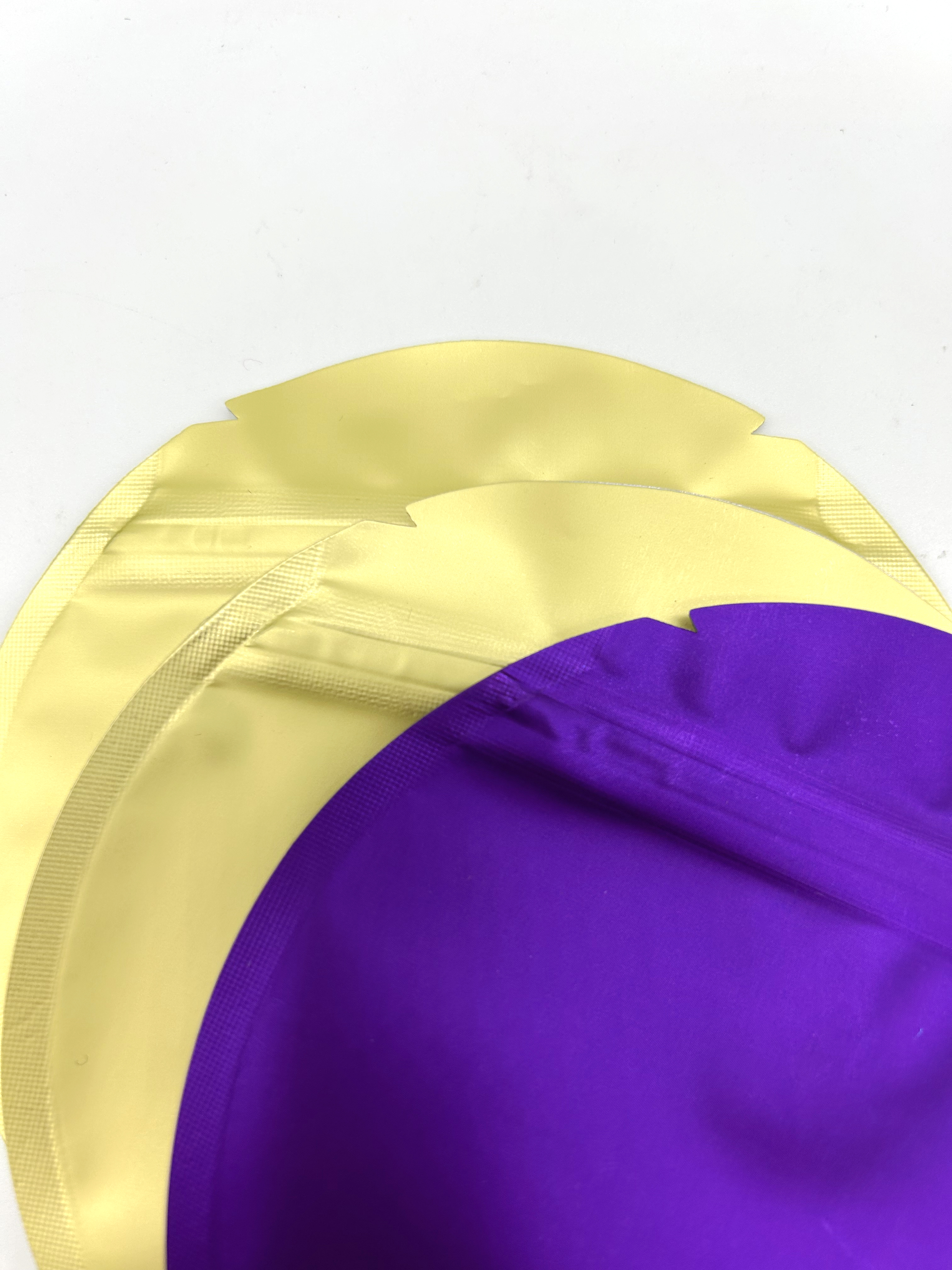 Изготовленная на заказ печать 5x5 дюймов вырезанная сумка для упаковки пищевых продуктов, устойчивая к запаху, стойка круглой формы, пластиковая майларовая сумка на молнии